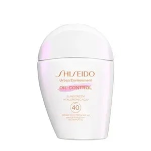 Shiseido Urban Environment Oil-Free Sunscreen - Protects, Hydrates, Mattifies & Works As Face Primer - Water Resistant For 40 Minutes - Non-Comedogenic - 143 Ml